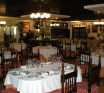 El Hotel Terraza Carmona, situado en pleno centro de Vera (Almería), es uno de los alojamientos más emblemáticos del Levante almeriense gracias a su larga tradición, su excelente gastronomía y su trato profesional y cercano. Es un hotel de 3 estrellas con más de 75 años de historia, gestionado por la familia Carmona, reconocida por su aportación a la cocina tradicional almeriense. 